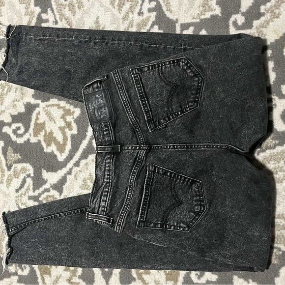 SIZE 25, HIGH WAISTED BUTTON LEVI MOM JEAN - Picture 2 of 2